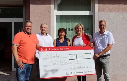 Gruppe von Menschen bei der Scheckübergabe