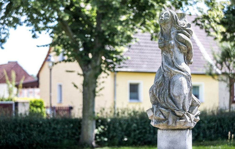 Skulptur der Butterhexe von Semlin