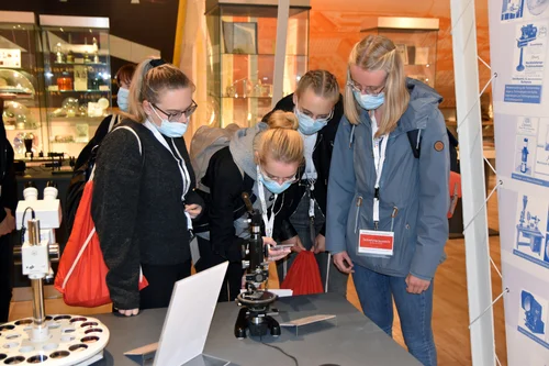 Teilnehmerinnen im Optik Industrie Museum Rathenow (Foto: Sylvia Wetzel, Kulturzentrum Rathenow)