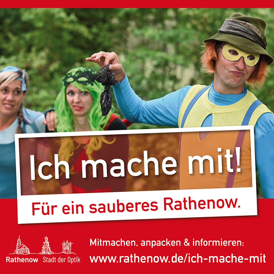 Eine person hält einen Hundekotbeutel