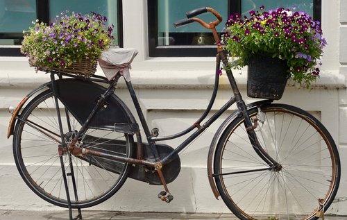 Fahrrad mit Blumenschmuck