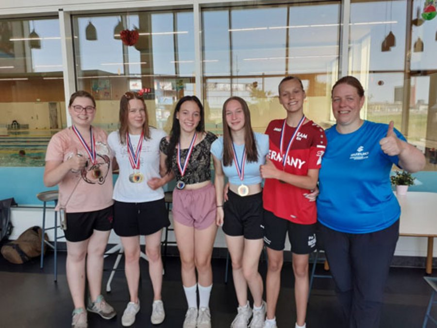 Die Medaillengewinnerinnen beim Schwimmen