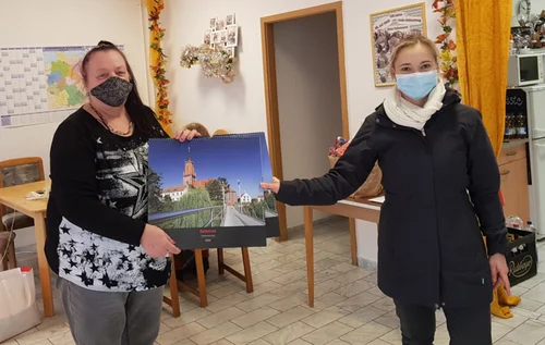 Kalenderübergabe bei der AWO, v.l.: Frau Frei und Anne Kießling, persönliche Referentin