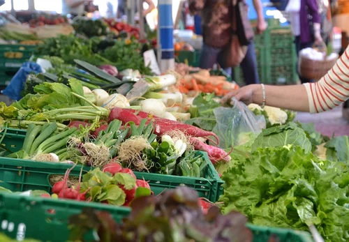 Marktstand mit Gemüse