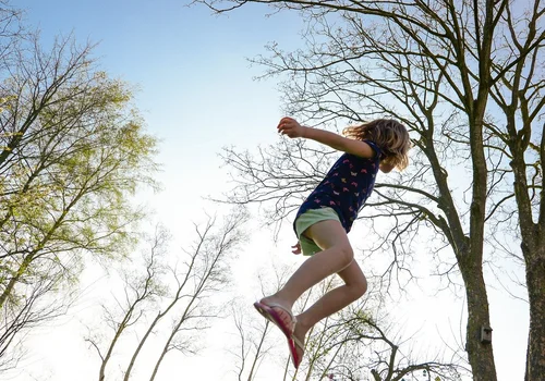 Kind springt in die Luft