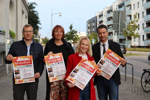 Partner des Rathenower Weinfestes (v.l.): Alexander Goldmann (Amtsleiter für Wirtschaft und Finanzen, Stadt Rathenow), Antje Wendt (Modehaus Wendt), Janine Fürstenberg (Janine B.), Bürgermeister Jörg Zietemann, Foto: Jenny Freier, Stadt Rathenow