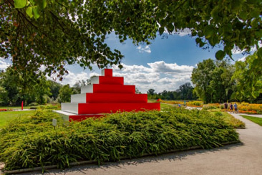 Eine der neu farblich gestalteteten Farbpyramide im Optikpark