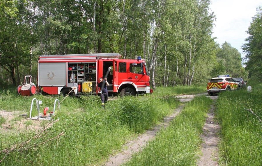 Feuerwehrfahrzeug steht im Stadtforst