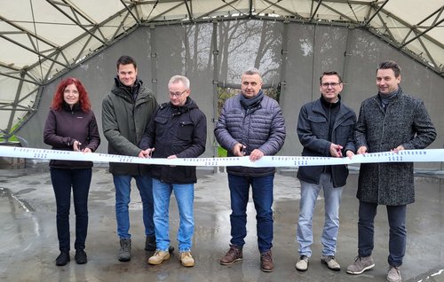 Stadtverordnete Diana Golze, Streetworker André Neidt, Ausbildungsleiter der MAP GmbH Detlef Schulz, Geschäftsführer der Firma Remus Ralf Jendretzky, Regionalmanager der Edis Netz GmbH Lars Klemmer und Bürgermeister Jörg Zietemann durchschneiden das Band.