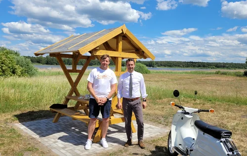 Ortsvorsteher Heiko Blankenburg und Bürgermeister Jörg Zietemann (v.l.) vor der Knorpelschänke in der Nähe des Seeufers und des Rundwanderweges.