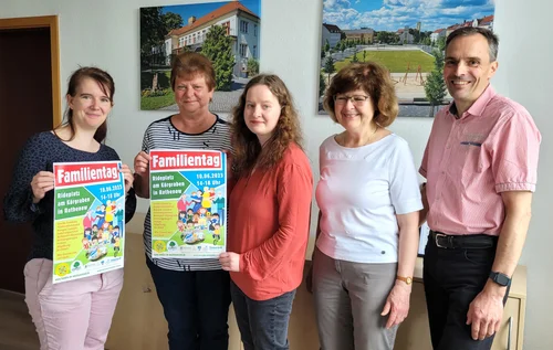 Kooperationspartner des Familienfestes (v.l.): Franziska Rahn, Sachbearbeiterin Kultur der Stadt Rathenow; Petra Herbrich, Vorsitzende des Rathenower Seniorenrates, Cornelia Scheide und Christine Schneider, Bündnis für Familie Westhavelland; Guido Panschuk, Diakonisches Werk Havelland e.V.