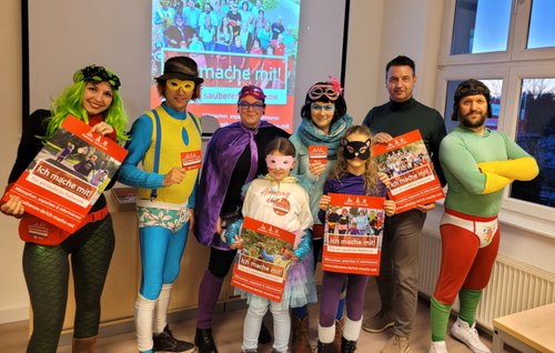 Bürgermeister Jörg Zietemann präsentiert gemeinsam mit den Stinknormalen Superhelden die Aktion „Ich mache mit! Für ein sauberes Rathenow.“ (Foto: Anne Kießling, Stadt Rathenow)
