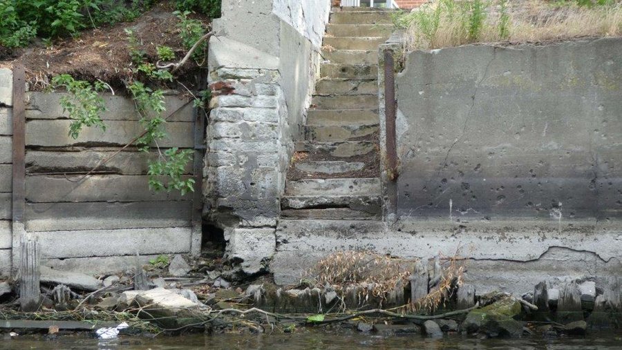 Ansicht der Uferwand mit Treppe