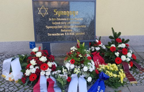 Gedenktafel vor der ehemaligen Synagoge in der Wilhelm-Külz-Straße