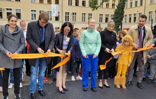 Feierliches Durchschneiden des Bandes zur Übergabe des Friedrich-Ludwig-Jahn-Campus