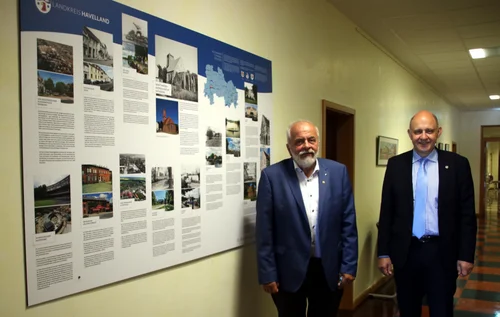 Landrat und Bürgermeister vor Ausstellungstafel