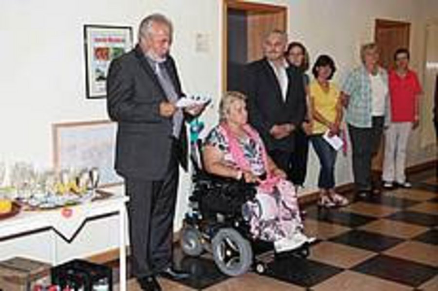 Vernissage: Der Bürgermeister eröffnet die Ausstellung mit den anwesenden Künstlern