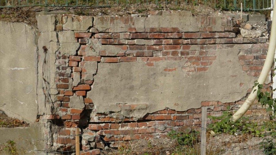 Ansicht der Stützwände der Brücke