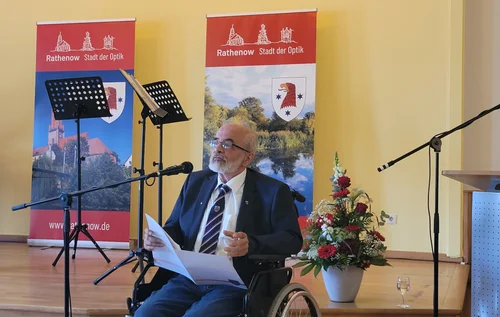 Ronald Seeger hält seine Abschiedsrede.