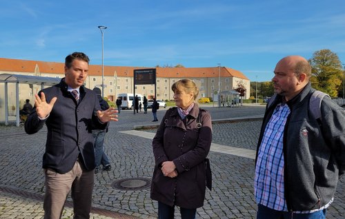 Bürgermeister Jörg Zietemann im Gespräch mir Kristin Kobs und Mike Schnell vom Bahnhofsmanagement der DB Station & Service AG (v.l.) auf dem Bahnhofsvorplatz in Rathenow