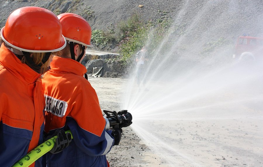 Jugendfeuerwehr in einer Übung