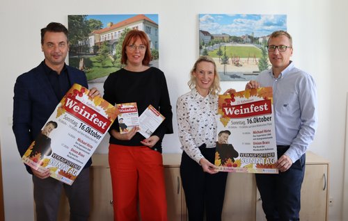 v.l.: Bürgermeister Jörg Zietemann, Antje Wendt (Modehaus Wendt), Janine Fürstenberg (Janine B.), Alexander Goldmann (Amtsleiter für Wirtschaft und Finanzen, Stadt Rathenow)