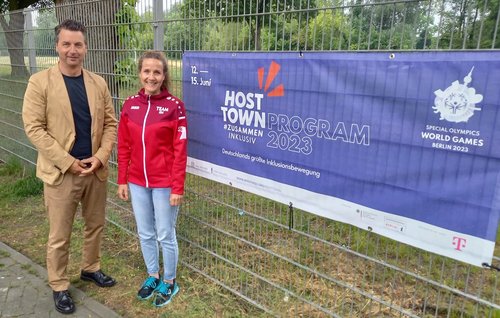 Bürgermeister Jörg Zietemann und Organisatorin des Host Town Programms in der Stadtverwaltung Rathenow Katrin Rentmeister 