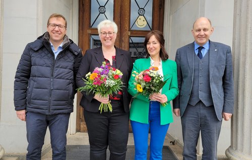 Die Gesellschafter der Kulturzentrum Rathenow GmbH gemeinsam mit der bisherigen und der neuen Geschäftsführerin, v.l.: stellvertretender Bürgermeister Alexander Goldmann, Kathrin Fredrich, Britta Mau, Landrat Roger Lewandowski.