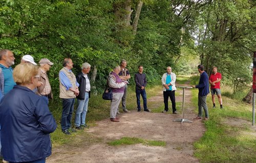 Viele Besucher auf dem Waldweg