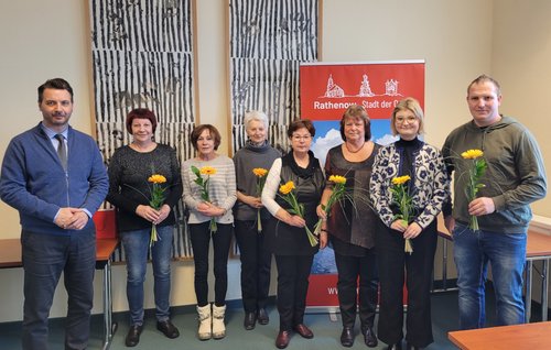 Teilnehmende der Preisübergabe am 06.04.2022, v.r.: Enrico Schönfeld, Frederike Timme, Petra Herbrich, Eva Kühne, Susanne Wolters, Yvonne Rübener, Marina Kottmann, stellv. Bürgermeister Jörg Zietemann