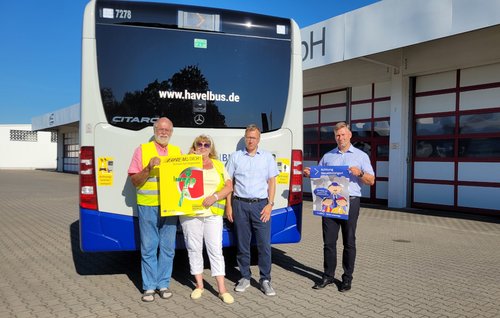 Deutsche Verkehrswacht Havelland e. V. mit Vertretern der Havelbus Verkehrsgesellschaft und dem stellvertretenden Bürgermeister Alexander Goldmann