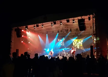 Bühne auf dem Stadtfest nachts
