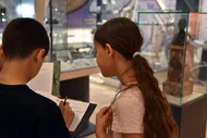 Ferien im OIMR: Museumsbesuch mit Mitmachaktion