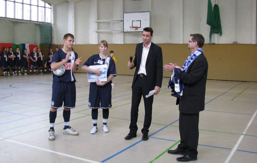 Vertreter von Hertha in der Sporthalle der Schule