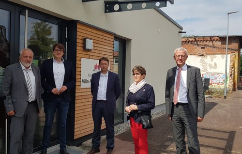 Gruppenfoto vor der Kita in der Geschwister-Scholl-Straße