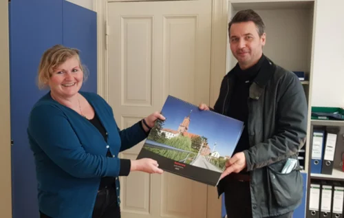 Kalenderübergabe beim Diakonischen Werk, v.l.: Schwester Kerstin Gruber und Jörg Zietemann, stellvertretender Bürgermeister