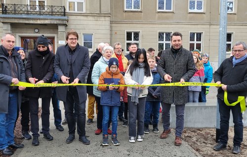 Die Schülersprecher zerschneiden gemeinsam mit Bürgermeister Jörg Zietemann, dem Vorsitzenden der Stadtverordnetenversammlung Corrado Gursch und Vertretern der beteiligten Unternehmen das Band zur Freigabe des Vorplatzes