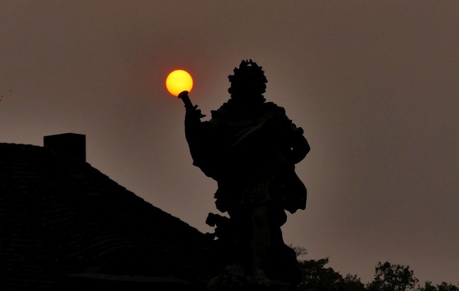 Denkmal des Großen Kurfürsten in Rathenow, Teilansicht mit Mond