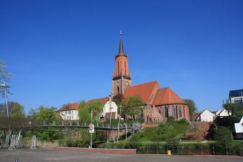 Blick auf die Kirchbergbrücke mit Kirche im Hintergrund