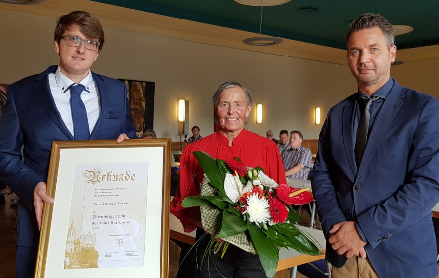 Übergabe der Ehrenurkunde an Christel Schulz, v. l.: Corrado Gursch (Vorsitzender der Stadtverordnetenversammlung, Christel Schulz (Ehrenbürgerin), Jörg Zietemann (stellvertretender Bürgermeister)