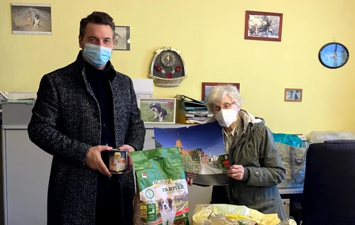 Der stellvertretende Bürgermeister Jörg Zietemann übergibt eine Futterspende an die Vorsitzende des Tierschutzvereins Rathenow und Umgebung e. V. Jutta Schütze.