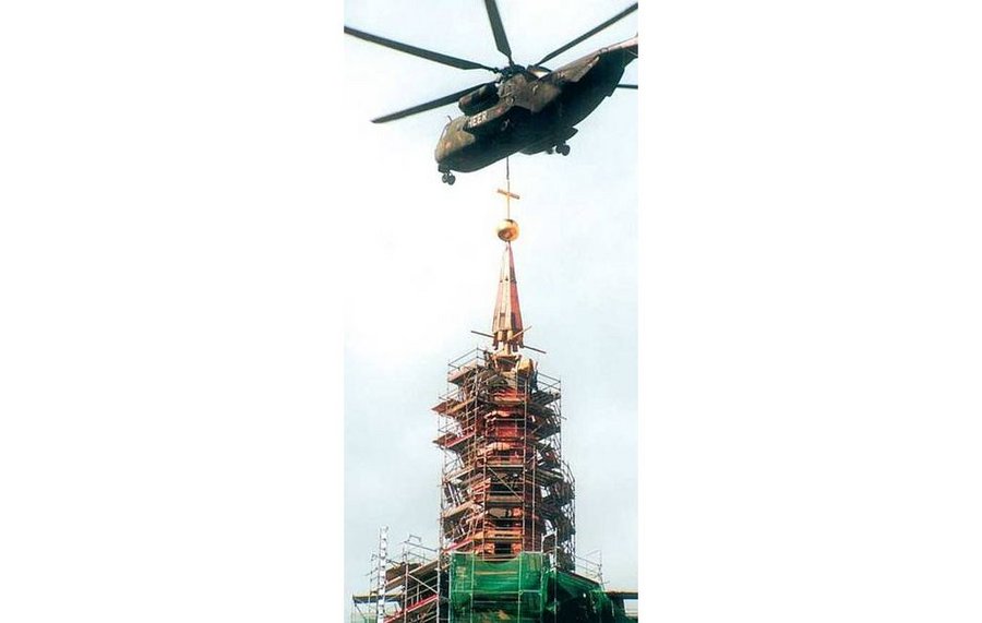 Lastenhubschrauber der Bundeswehr an der Kirche