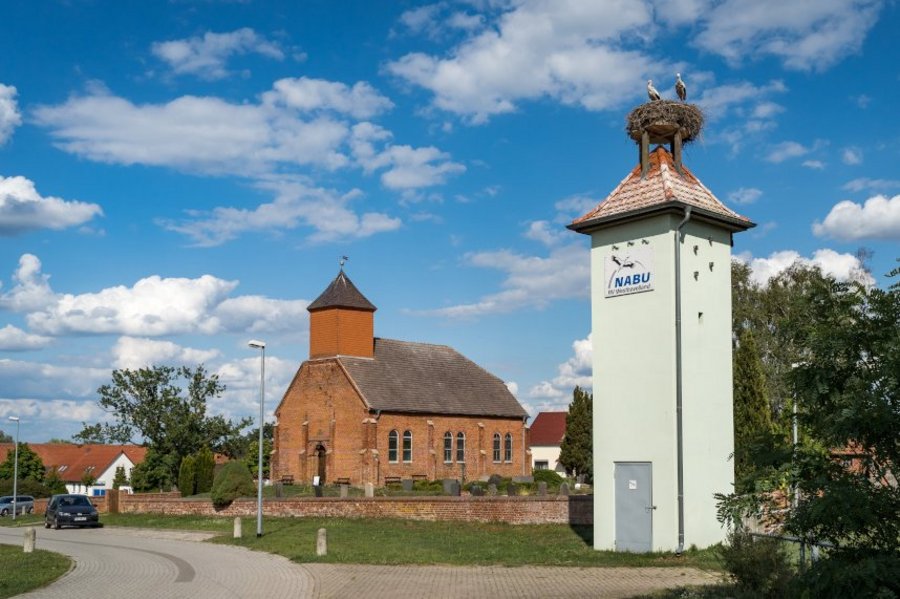 Kirche und Storchennest in Grütz