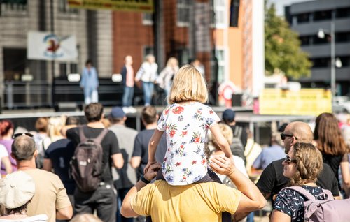 Menge vor Bühne des Stadtfestes 2022