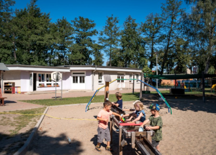 Kinder spielen auf Spielplatz