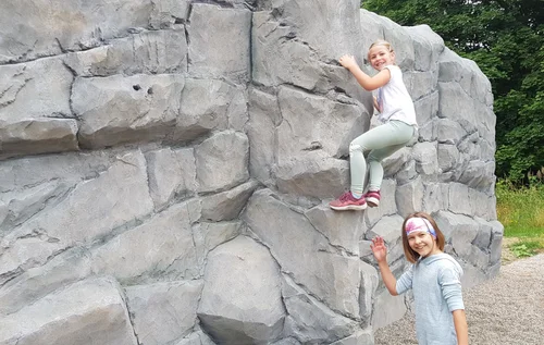 Zwei Mädchen testen die Kletterwand