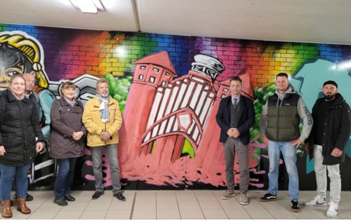 Jana Müller-Zehrt, Mike Schnell, Kristin Kobs, Hartmut Rubach, Jörg Zietemann, André Neidt und Rick Smyczek (v.l.) vor den Graffiti-Platten im Fußgängertunnel des Rathenower Bahnhofes 