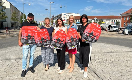 V. l.: Akteure des Stadtfestes: Streetworker Rick Smyczek, Katrin Rentmeister, Sachgebietsleiterin für Kultur, Jugend und Sport der Stadt Rathenow, Ella Pidde und Anja Dorenburg von der dorenburg | event & catering GmbH und Petra Sandbrink von Mode Sandbrink, Foto: Anne Kießling, Stadt Rathenow