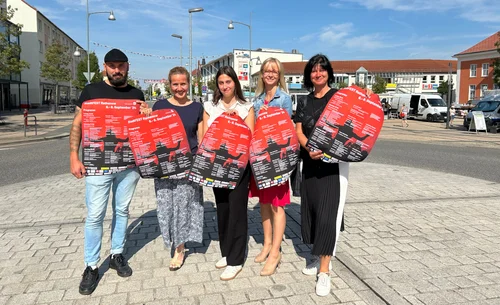 V. l.: Akteure des Stadtfestes: Streetworker Rick Smyczek, Katrin Rentmeister, Sachgebietsleiterin für Kultur, Jugend und Sport der Stadt Rathenow, Ella Pidde und Anja Dorenburg von der dorenburg | event & catering GmbH und Petra Sandbrink von Mode Sandbrink, Foto: Anne Kießling, Stadt Rathenow