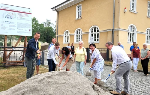 Bürgermeister Jörg Zietemann, ein Vertreter der Schülerschaft des Jahngymnasiums, die Schulleiterin Anke Koch, die Schulleiterin der Grundschule Petra Manthey und Stefan Bruch, Abteilungsleiter für Stadtentwicklung und Wohnen im Ministerium für Infrastruktur und Landesplanung des Landes Brandenburg, beim ersten Spatenstich.